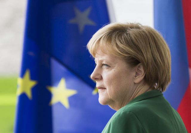 Η καγκελαρία αγνοεί τις επικρίσεις των γάλλων Σοσιαλιστών, ο Τύπος σαρκάζει